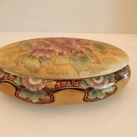 Vintage Oval  Handpainted Porcelain Jewelry Dish with Lid. - Picture 3 of 8